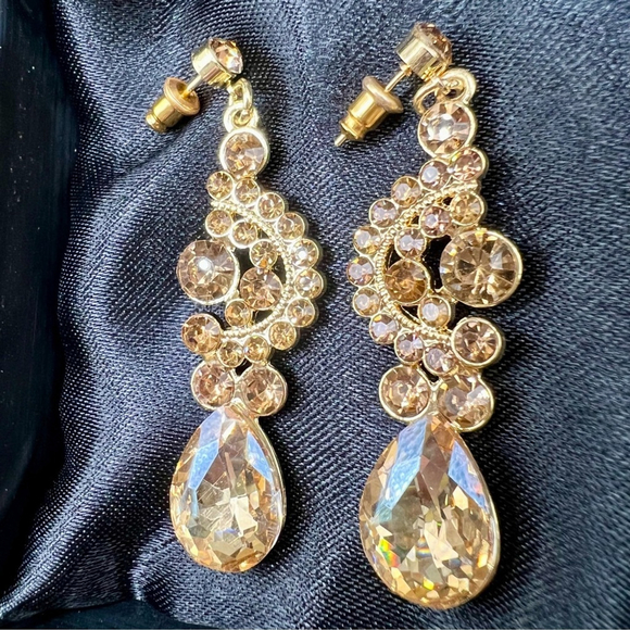 NIB Radiant Gold & Zircon Teardrop Necklace & Earring Jewelry Set - Picture 6 of 14